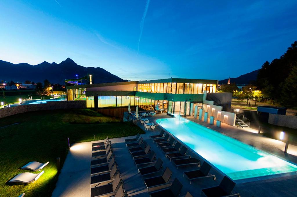 Bazén v ubytování Hotel Krone Tirol nebo v jeho okolí