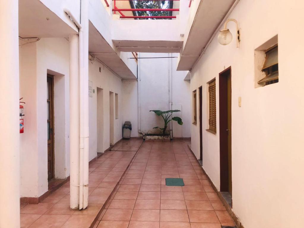 pusty korytarz budynku z białymi ścianami w obiekcie HOTEL PIAMONTE w BuenosAires