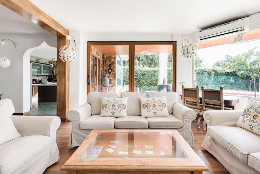 uma sala de estar com sofás brancos e uma mesa de centro em Heaven at the shore: El Cielito. em Málaga