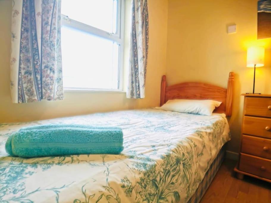 Postel nebo postele na pokoji v ubytování 4 Rossnowlagh Creek Chalets