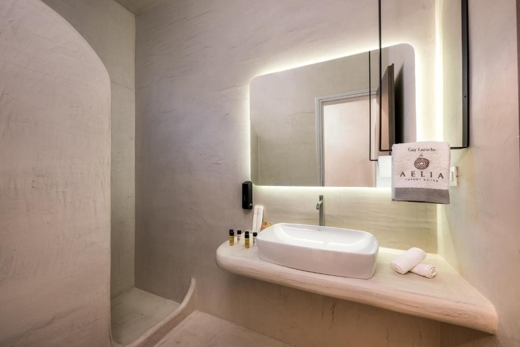 Koupelna v ubytování Aelia Luxury Suites
