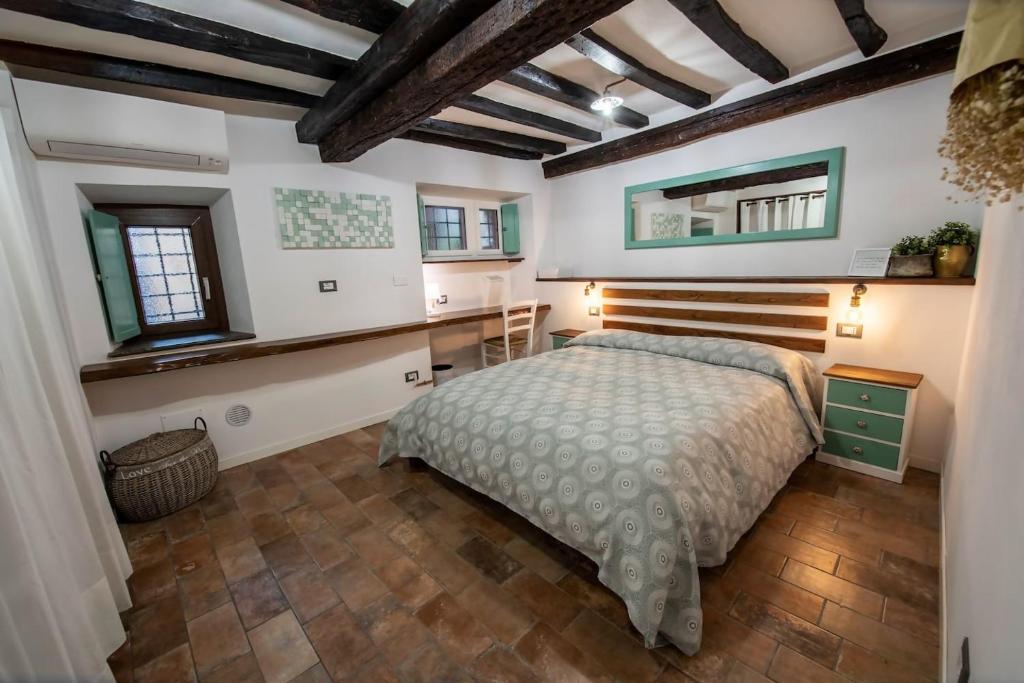 um quarto com uma cama e uma secretária. em Vicolo39 La casa a due passi dal Lago em Trevignano Romano