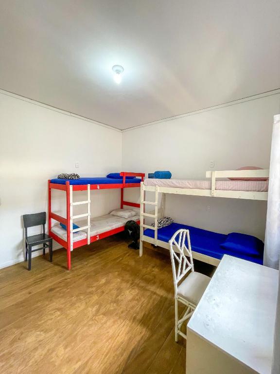 Palanda nebo palandy na pokoji v ubytování Onça da Praia Hostel