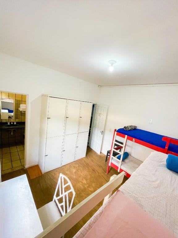 Postel nebo postele na pokoji v ubytování Onça da Praia Hostel