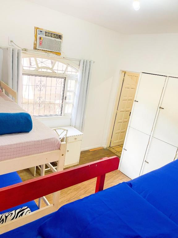 Postel nebo postele na pokoji v ubytování Onça da Praia Hostel
