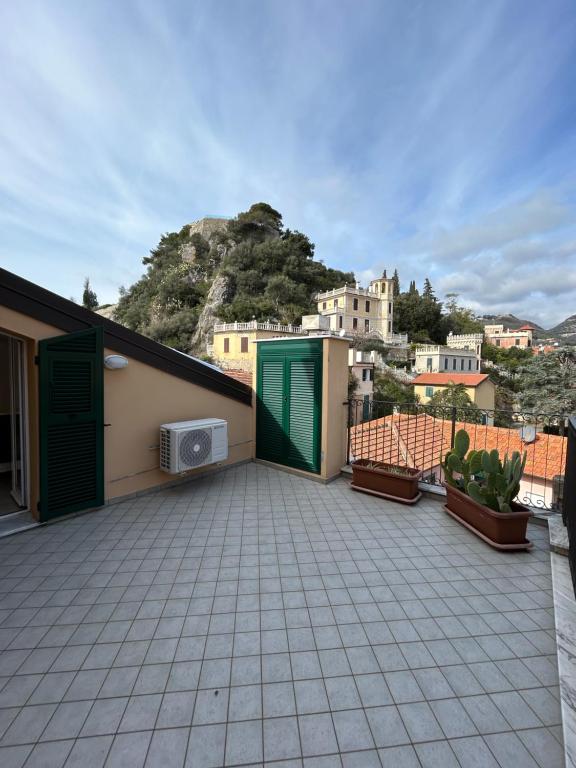 balkon z widokiem na miasto w obiekcie Porro15 w mieście Finale Ligure