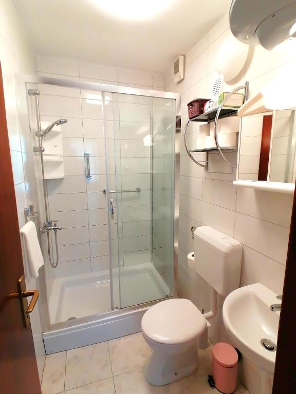 Zdjęcie z galerii obiektu Apartments Miha w Krku