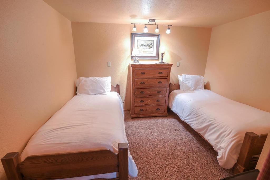 Postel nebo postele na pokoji v ubytování Trapper Condo Unit 3
