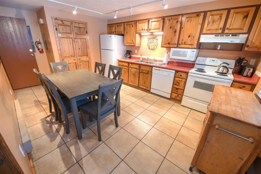 Kuchyň nebo kuchyňský kout v ubytování Trapper Condo Unit 5