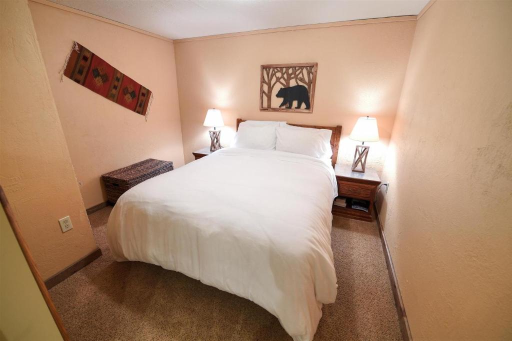 Postel nebo postele na pokoji v ubytování Trapper Condo Unit 5