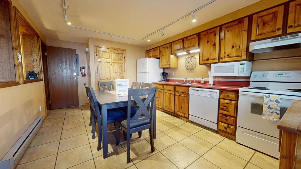 Kuchyň nebo kuchyňský kout v ubytování Trapper Condo Unit 5