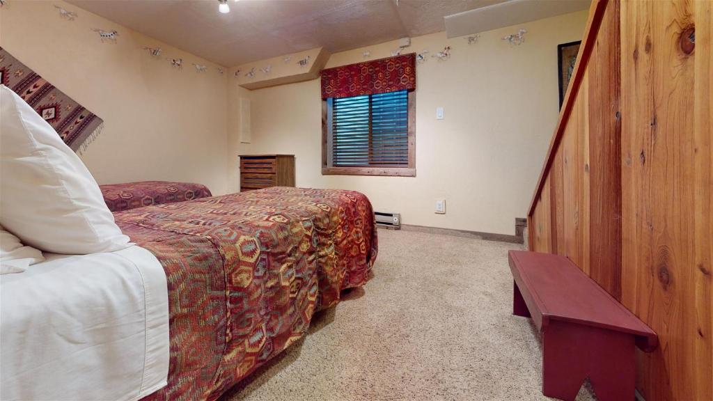Postel nebo postele na pokoji v ubytování Trapper Condo Unit 5