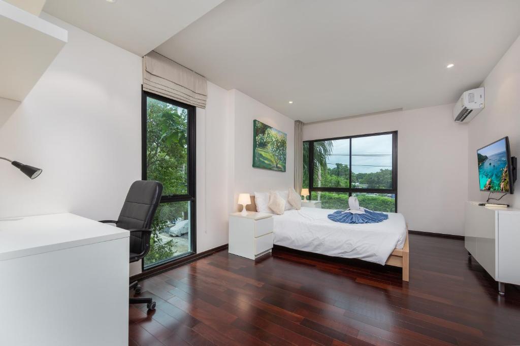 En eller flere senge i et værelse på The Title Condo by Tropiclook