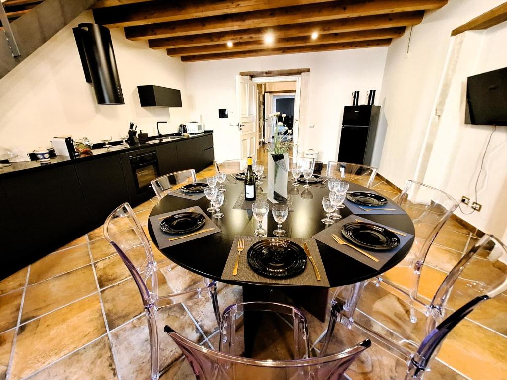 a dining room with a table and chairs at Casa Aretusa - Ortigia Holidays in Syracuse