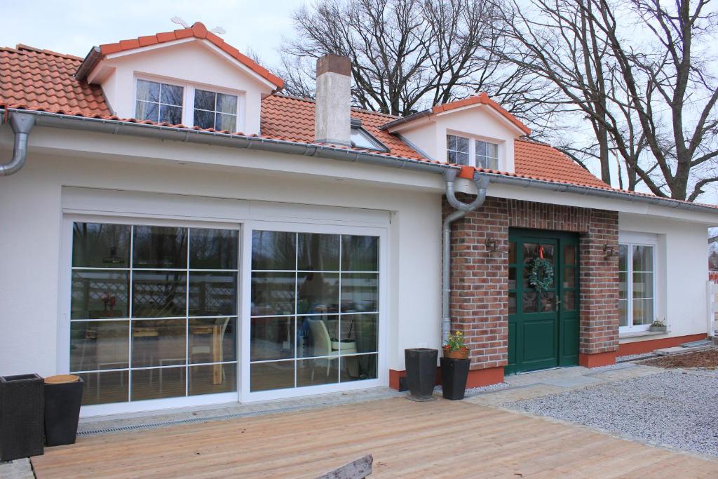 科特布斯的住宿－MAJA Der SpreeGarten，一座房子,设有车库和绿门
