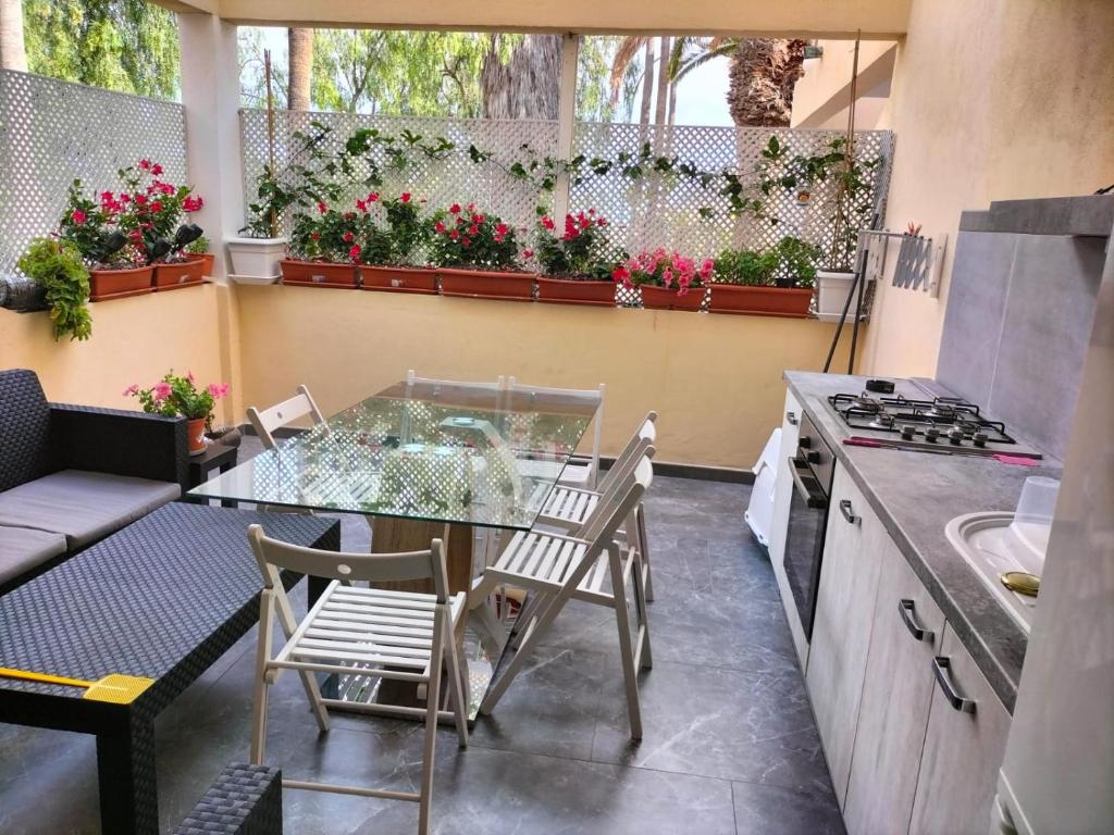 een patio met een tafel en stoelen en een keuken bij Appartamento Francy in Chayofa