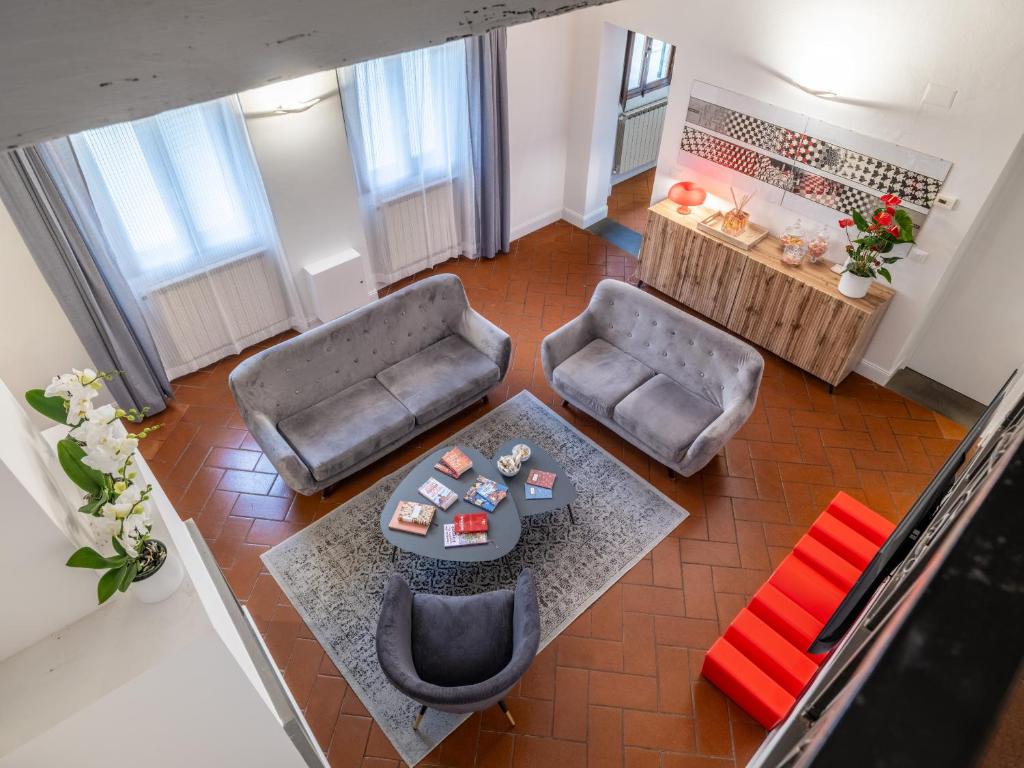 ein Wohnzimmer mit Sofas und einem Tisch in der Unterkunft Uffizi Suite in Florenz