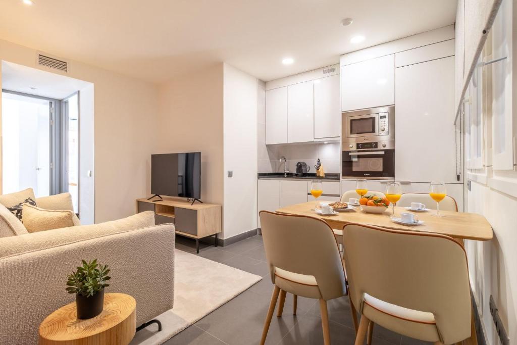 Vibrant 2BR Apartment in La Latina