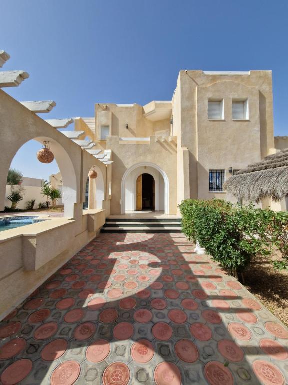 uma casa com uma passagem que leva a uma piscina em Dar soltan em Arkou