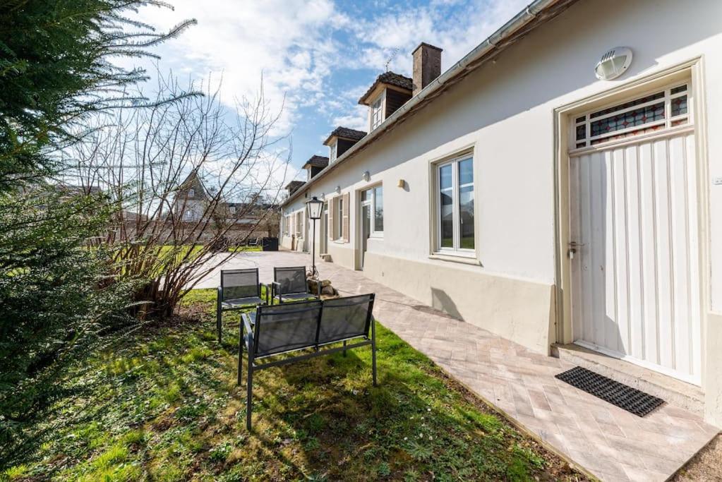 Quelques bancs assis à l'extérieur d'une maison dans l'établissement Appartement vintage - Terrasse - Fauteuils de cinéma, à Verton