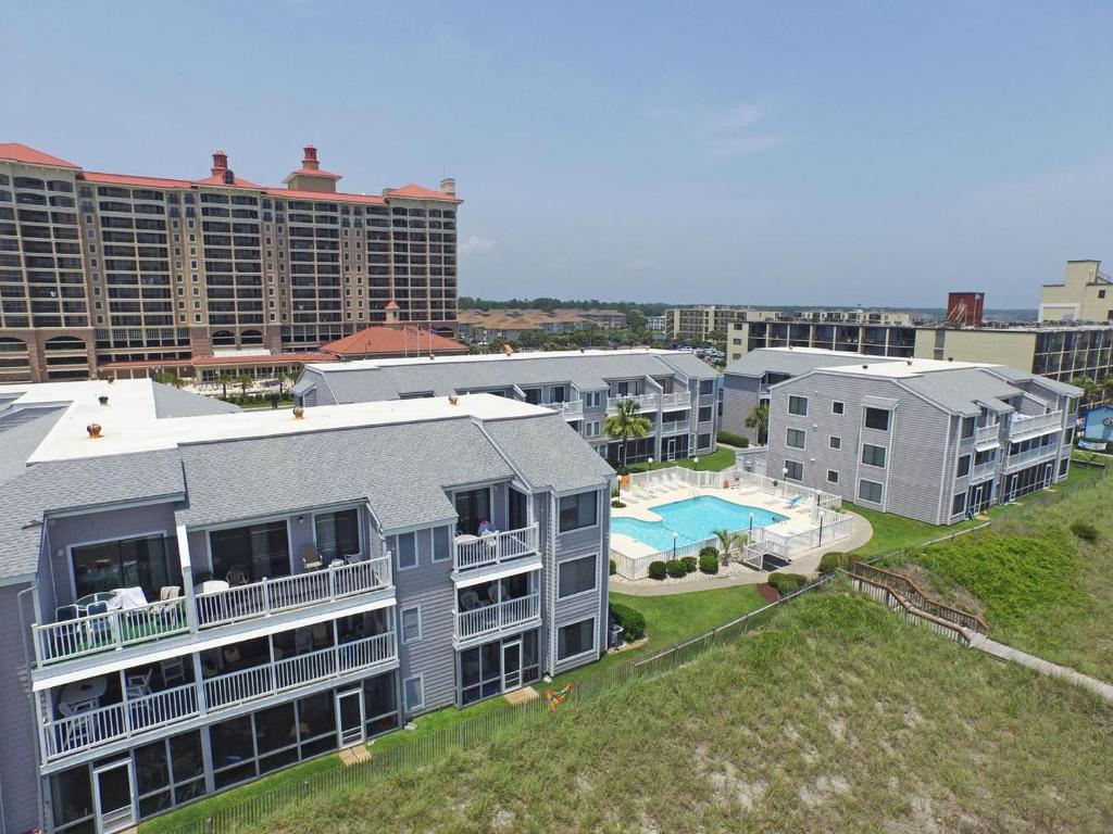 una vista aérea de un edificio con piscina en Sea Cloisters 305D Condo, en Myrtle Beach