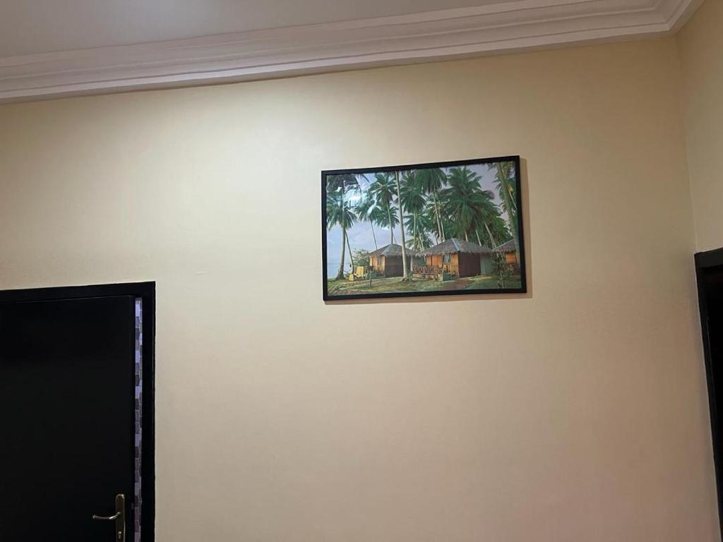 ein Bild von Palmen an einer Wand in der Unterkunft SKY Havens Apartments in Accra