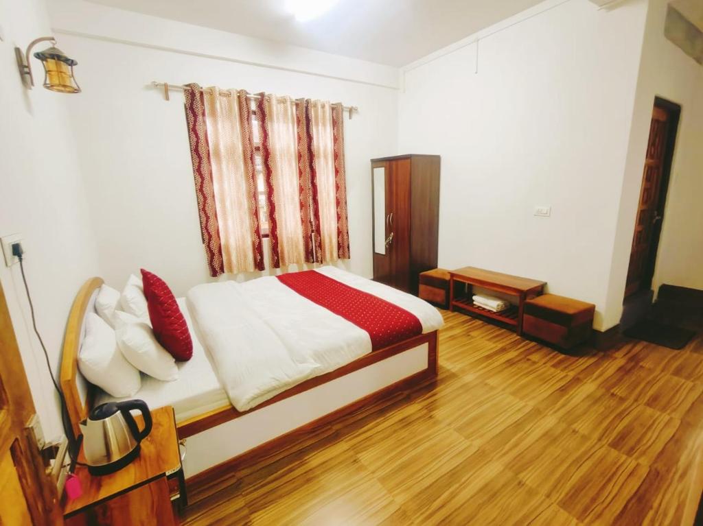 Tempat tidur dalam kamar di Jain Homestay