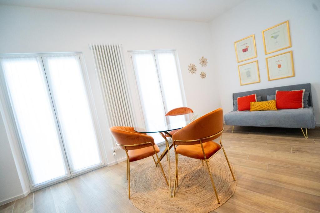 une chambre avec une table, deux chaises et un canapé dans l'établissement Maison BP - A 2 minuti dalla Stazione Ferroviaria, à Prato