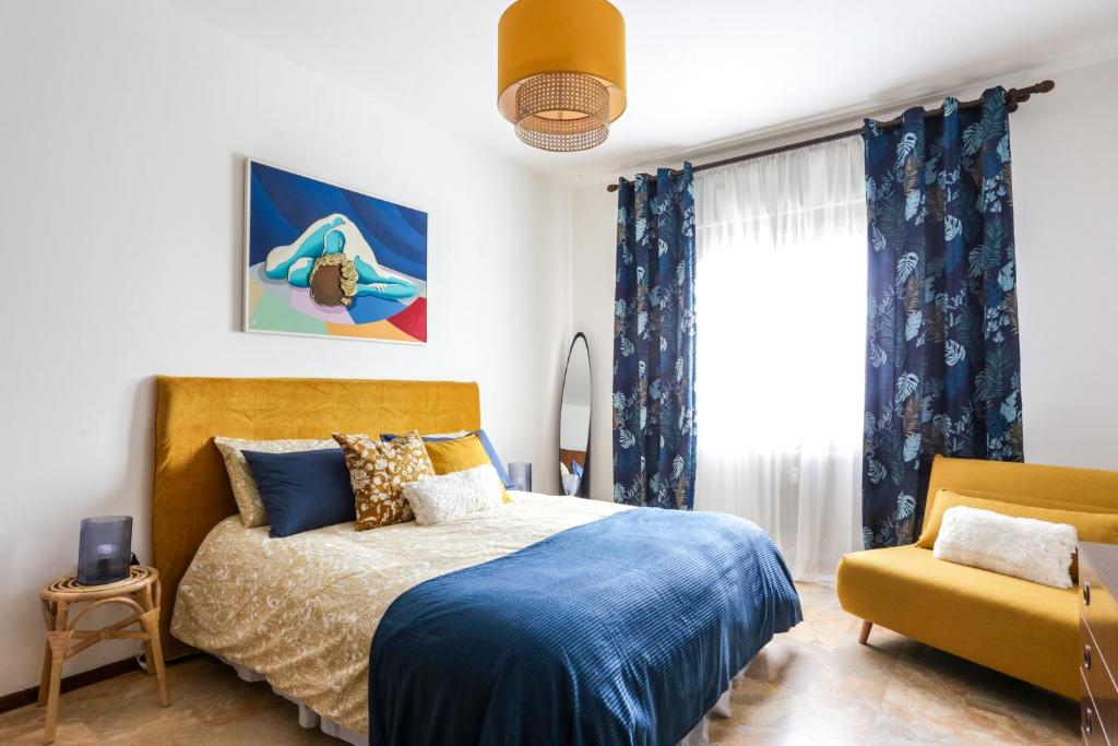 ヴェネツィアにあるPeggy's Houseのベッドルーム1室(ベッド1台、黄色い椅子付)