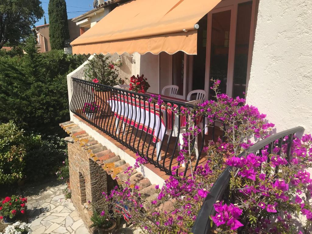 - un balcon d'une maison avec des fleurs violettes dans l'établissement Villa à 350m des calanques Saint Aygulf, à Saint-Aygulf