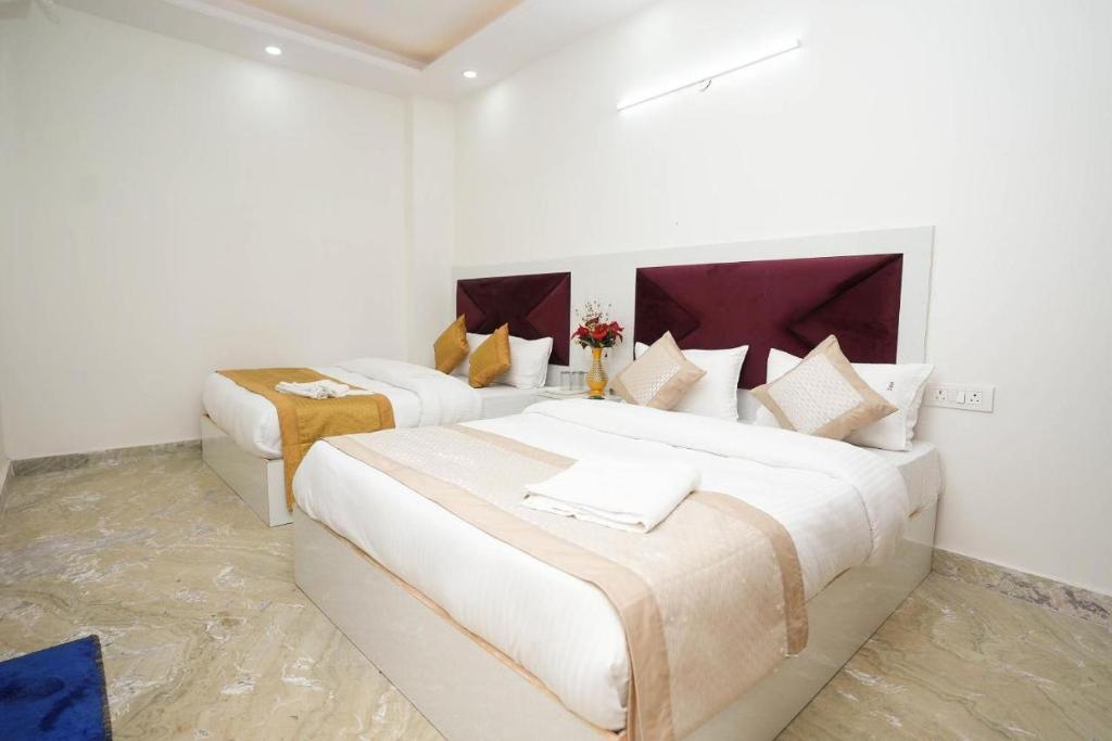 sypialnia z 2 łóżkami w pokoju w obiekcie Hotel Diamond Stay, Nizamuddin Railway Station w Nowym Delhi