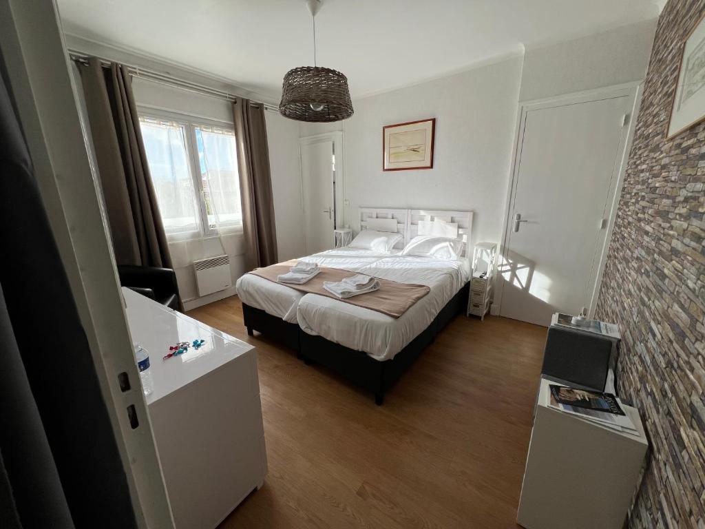 1 dormitorio con cama y escritorio. en Le Crist'Al Hôtel de charme en bord de mer, en Saint-Georges-de-Didonne
