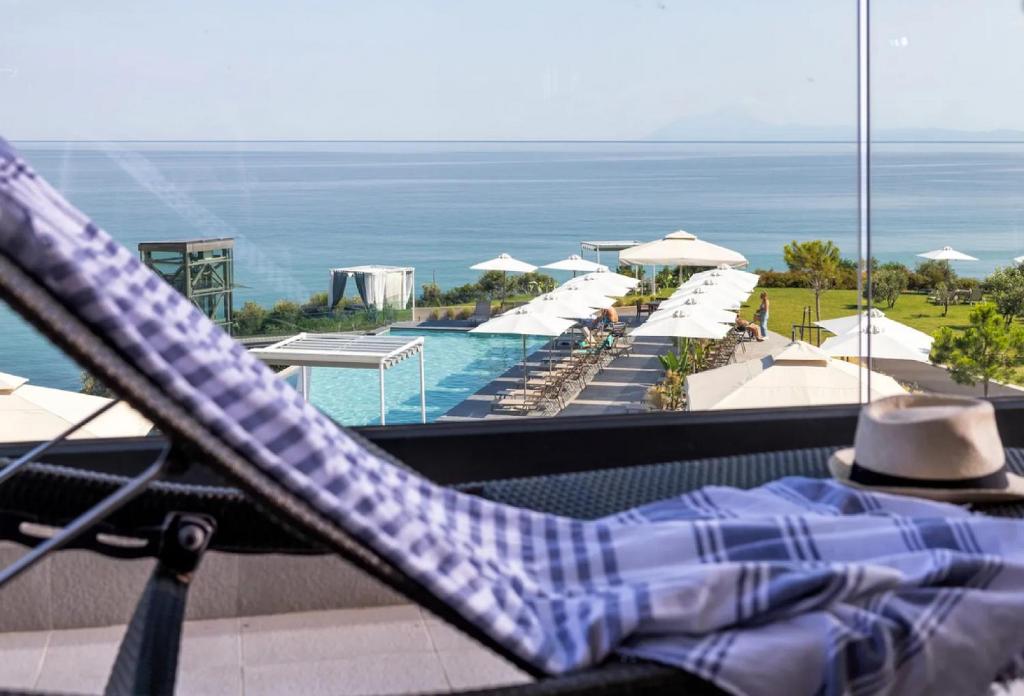 Bazén v ubytování Anasa Luxury Resort nebo v jeho okolí