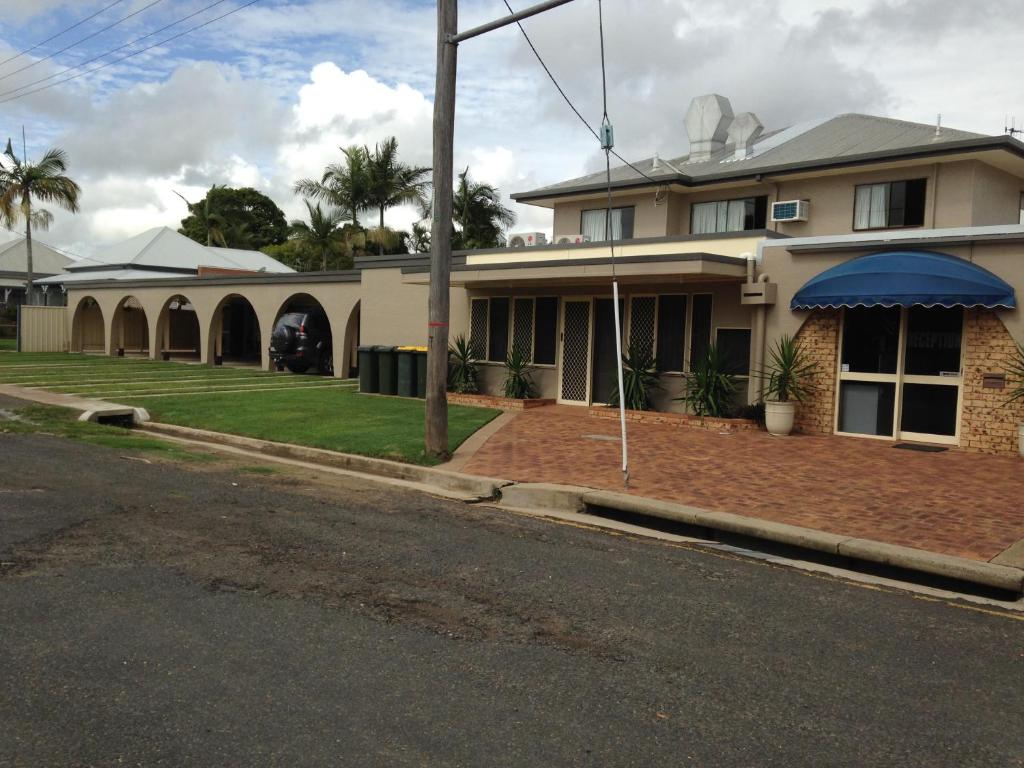 una casa al lado de una calle en Kalua Motel en Bundaberg