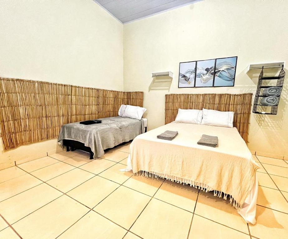 1 Schlafzimmer mit 2 Betten in einem Zimmer in der Unterkunft Loft familiar Br-Aeroporto 2 in Uberlândia