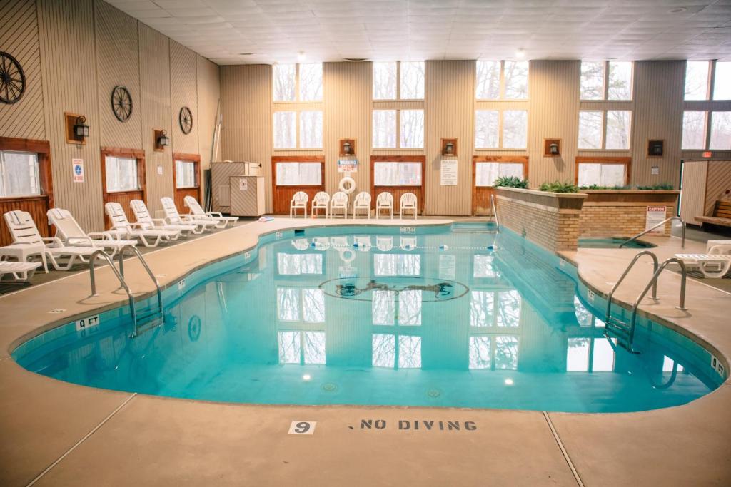Bazén v ubytování Carriage House Country Club nebo v jeho okolí