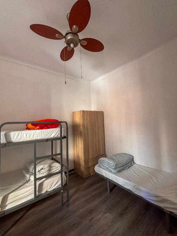 Postel nebo postele na pokoji v ubytování Tarragona Hostel
