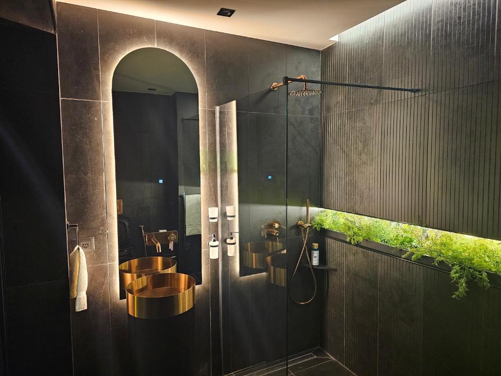 ティラナにあるBlloku Suites, City Centre,Tiranaのバスルーム(シャワー、洗面台、鏡付)
