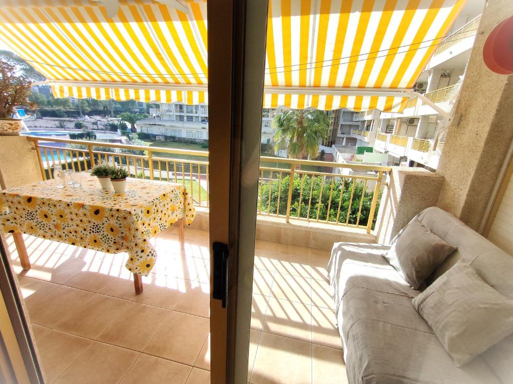 A balcony or terrace at Luminoso apartamento en SALOU con TERRAZA y PARQUE INFANTIL IDEAL FAMILIAS