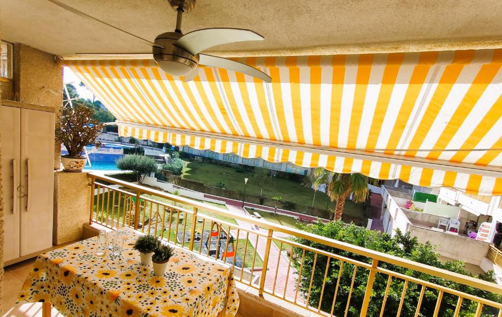 A balcony or terrace at Luminoso apartamento en SALOU con TERRAZA y PARQUE INFANTIL IDEAL FAMILIAS