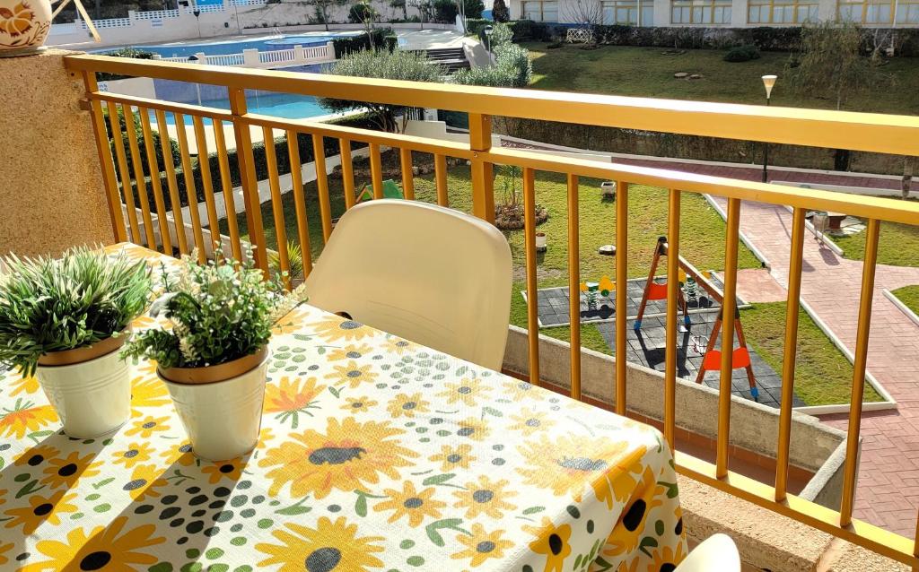 A balcony or terrace at Luminoso apartamento en SALOU con TERRAZA y PARQUE INFANTIL IDEAL FAMILIAS