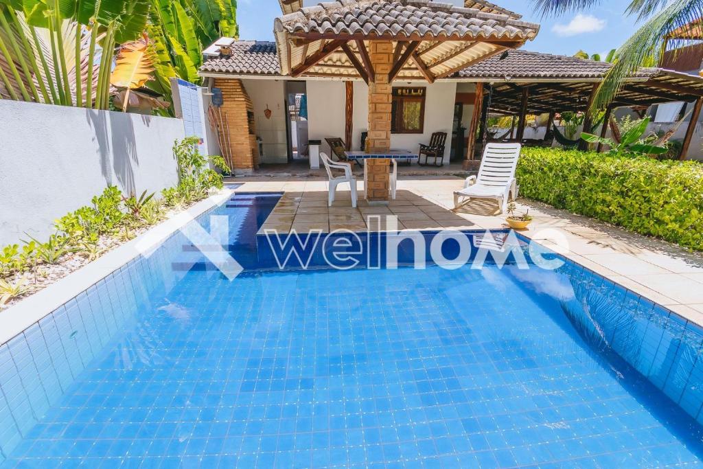 een villa met een zwembad en een villa met een zwembad bij Casa a 5 minutos das Piscinas Naturais em Alagoas in Paripueira
