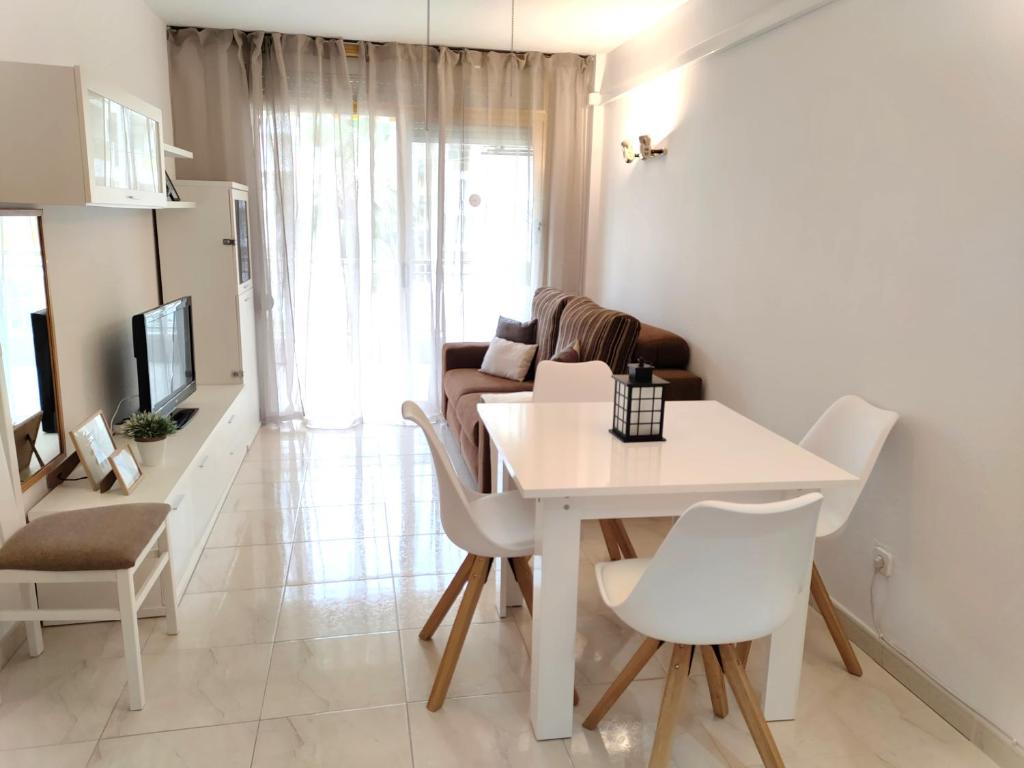 A kitchen or kitchenette at Luminoso apartamento en SALOU con TERRAZA y PARQUE INFANTIL IDEAL FAMILIAS