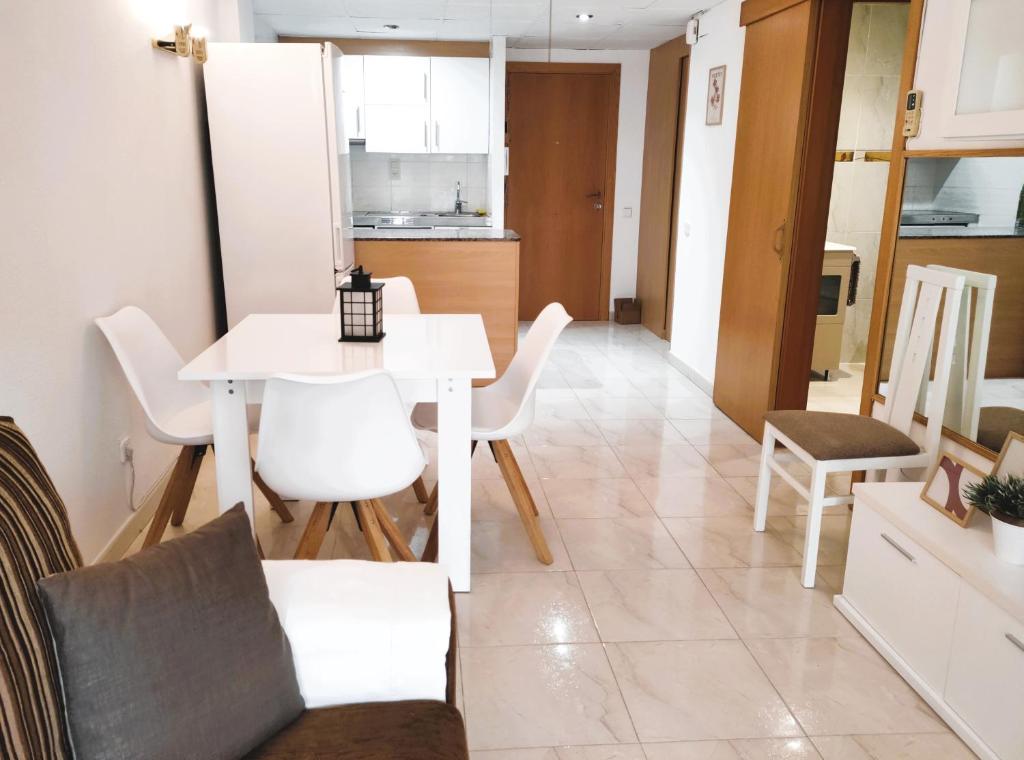 A kitchen or kitchenette at Luminoso apartamento en SALOU con TERRAZA y PARQUE INFANTIL IDEAL FAMILIAS