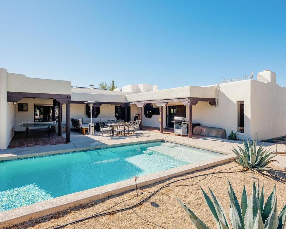 GNS ESSENTIALS Cave Creek 5048 E. Calle de los Flores, Cave Creek