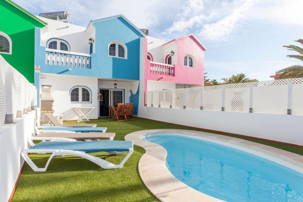 Bazén v ubytování Coralejo Beach Villa Agua with Private Pool, BBQ & Fast Wifi by Amazzzing Travel nebo v jeho okolí