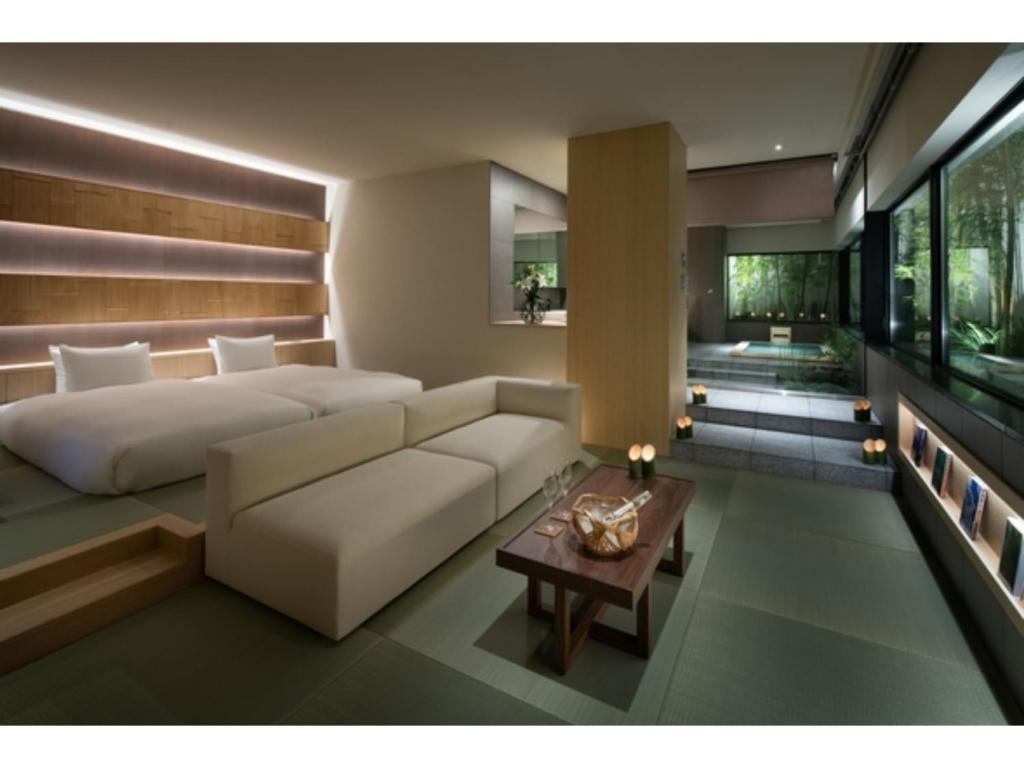 een slaapkamer met een bed, een bank en een tafel bij THE JUNEI HOTEL KYOTO - Vacation STAY 14456v in Kyoto
