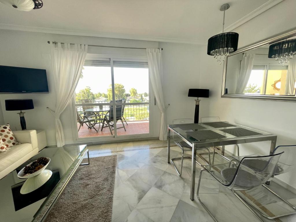 Posezení v ubytování Stunning 2Bed Apartment in Marbella - Pto Banus