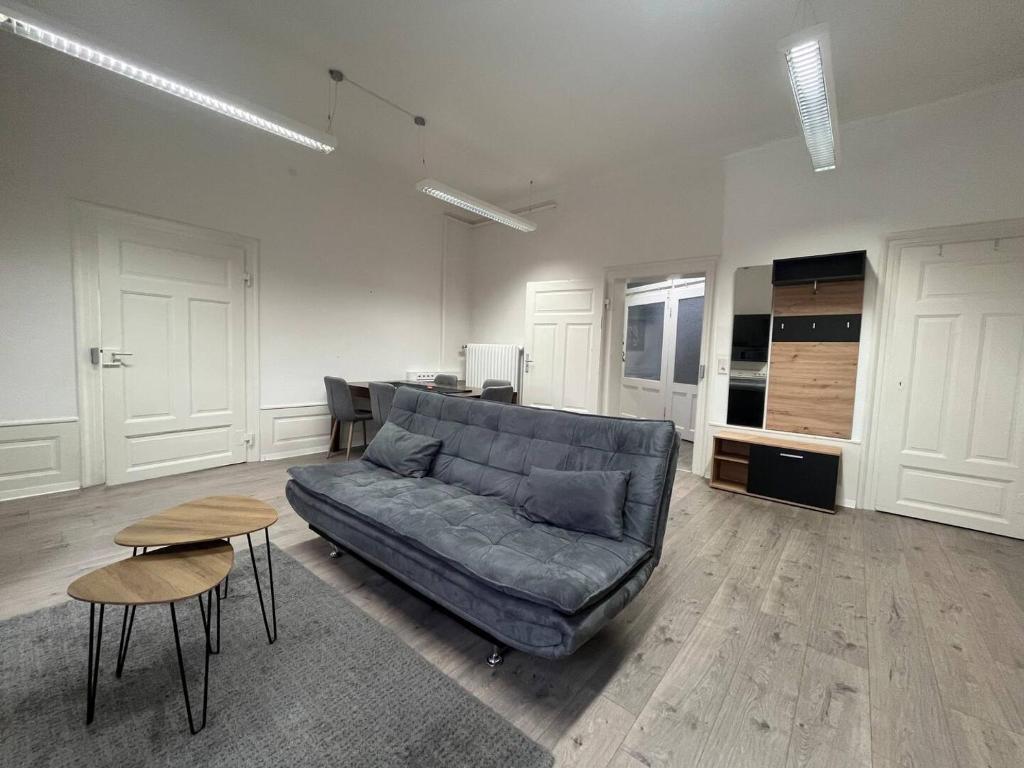 sala de estar con sofá y mesa en Simplex Apartments Am Ettlinger Tor Spacious, en Karlsruhe