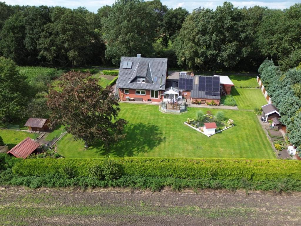una vista aerea di una casa con un ampio cortile di Ferienwohnung lampe a Altenberge